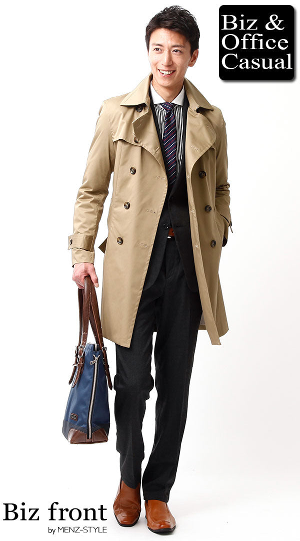 ベージュトレンチコート×グレーセットアップスーツ×ストライプシャツ