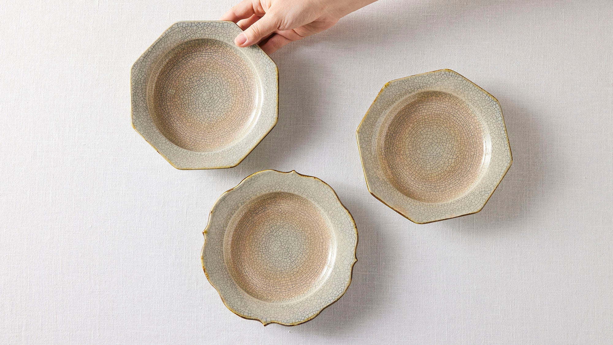 墨が染み込んだ黒い貫入が表情をつくる。ハラコウイチさんの陶器の器