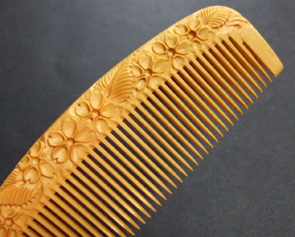 彫の解櫛 桜 4寸｜つげ櫛（柘植櫛・黄楊櫛 国産さつまつげ製つげ櫛）