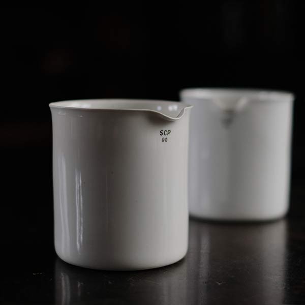 白磁のビーカー – zakka store towi