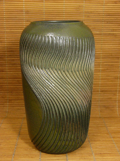 京都清水焼。谷口良三作 緑とベージュの花瓶 人のシルエット彫刻入り