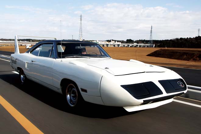 史上初の200mph超えを果たした伝説の「快鳥」【プリマス・スーパーバード】