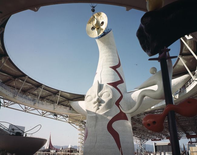 大阪万博・お祭り広場にある岡本太郎の太陽の塔＝1970年（68/94）ー