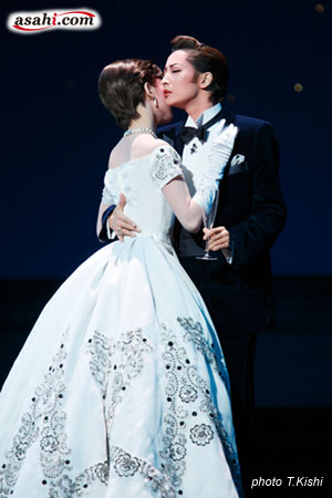 asahi.com（朝日新聞社）：宝塚花組娘役新トップ、蘭乃はな登場「麗し