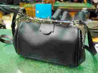 asahi.com（朝日新聞社）：車掌カバン・工具入れ… 鹿児島の革具工房に