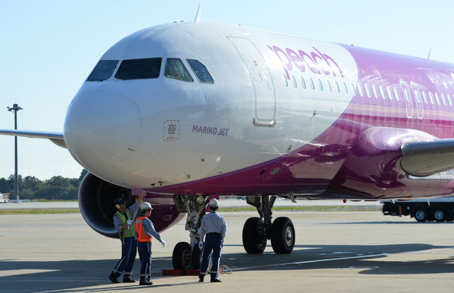 ピーチが成田就航 初便は篠田麻里子さん特別塗装機「マリコ・ジェット」
