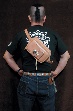 ワンショルダーバッグ（イーグルトレードマークコンチョ） 黒