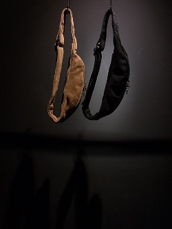 イサムカタヤマ バックラッシュ 180-01 カーフスエード ウエストバッグ