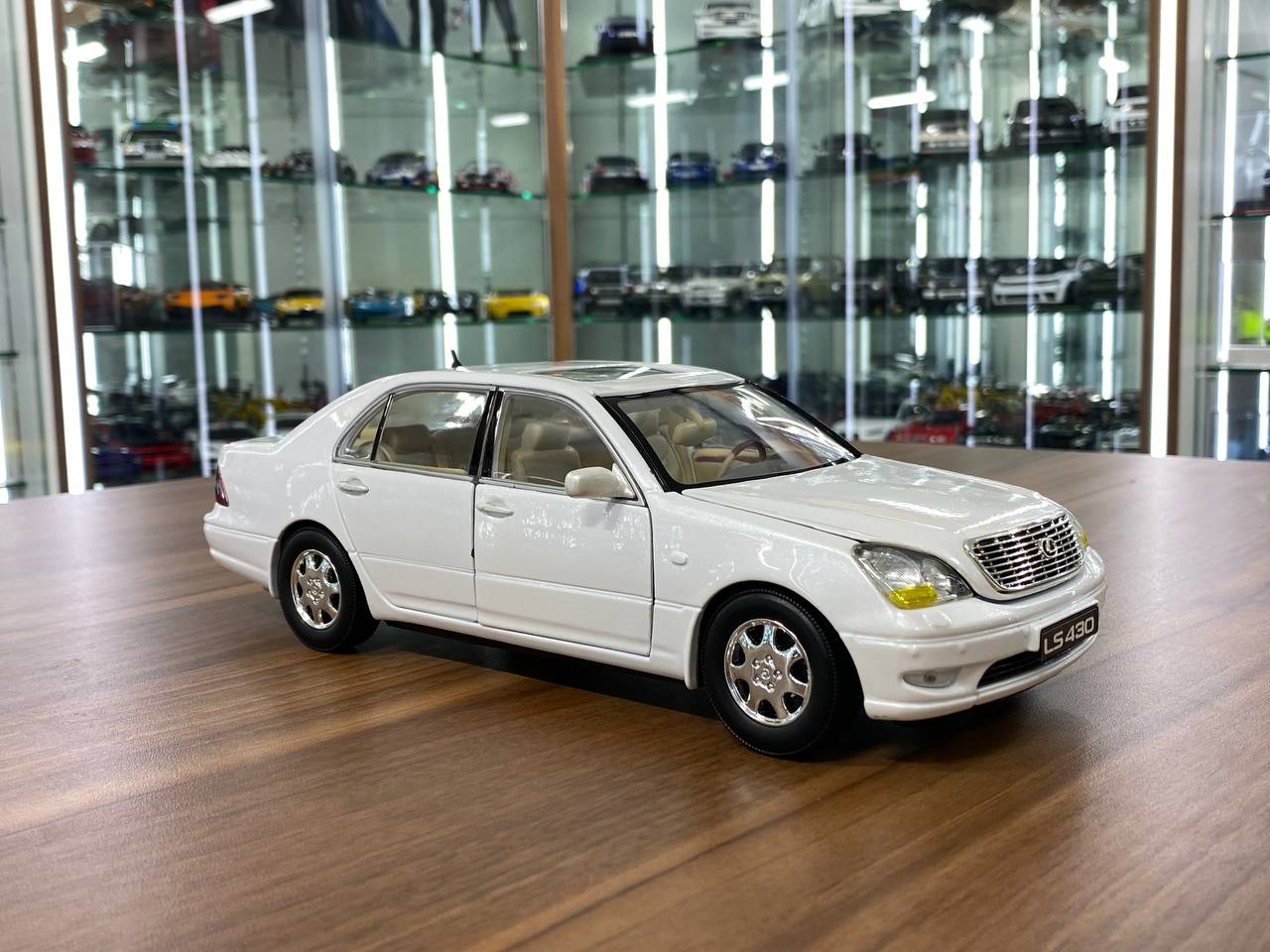 1/18 Diecast MotorMax Lexus LS 430 white – dturman.com