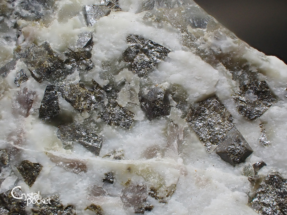 PEROVSKITE 灰チタン石布賀鉱山 - クリスタルポケット