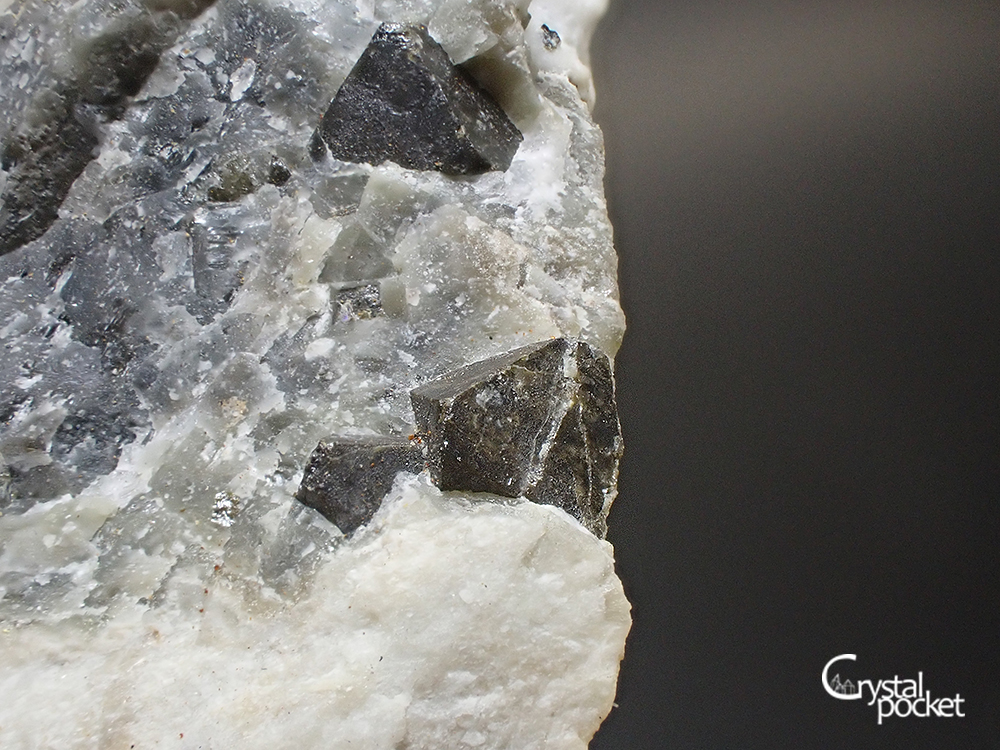 PEROVSKITE 灰チタン石布賀鉱山 - クリスタルポケット