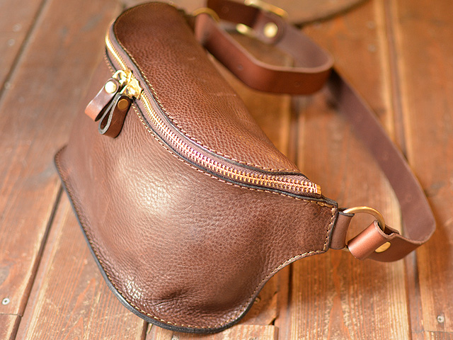 旅モノ2013 「2ピース立体ボディバッグ（作り手：末吉）」｜革鞄・革