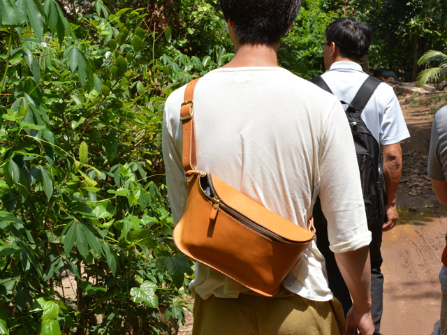 旅モノ2013 「2ピース立体ボディバッグ（作り手：末吉）」｜革鞄・革