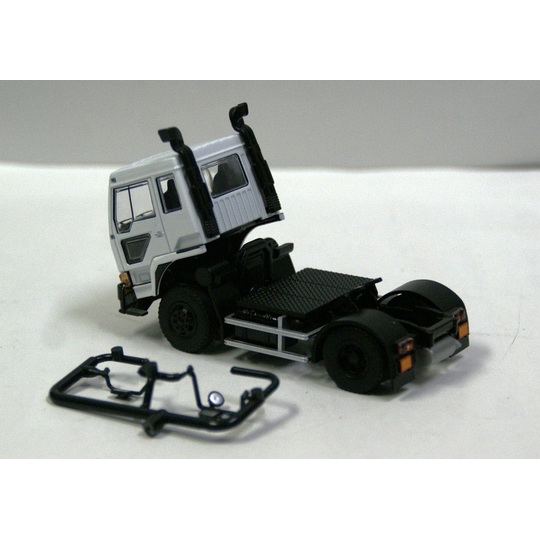 model 1】1/64 三菱 ふそう ザ・グレート トラックターヘッド (右