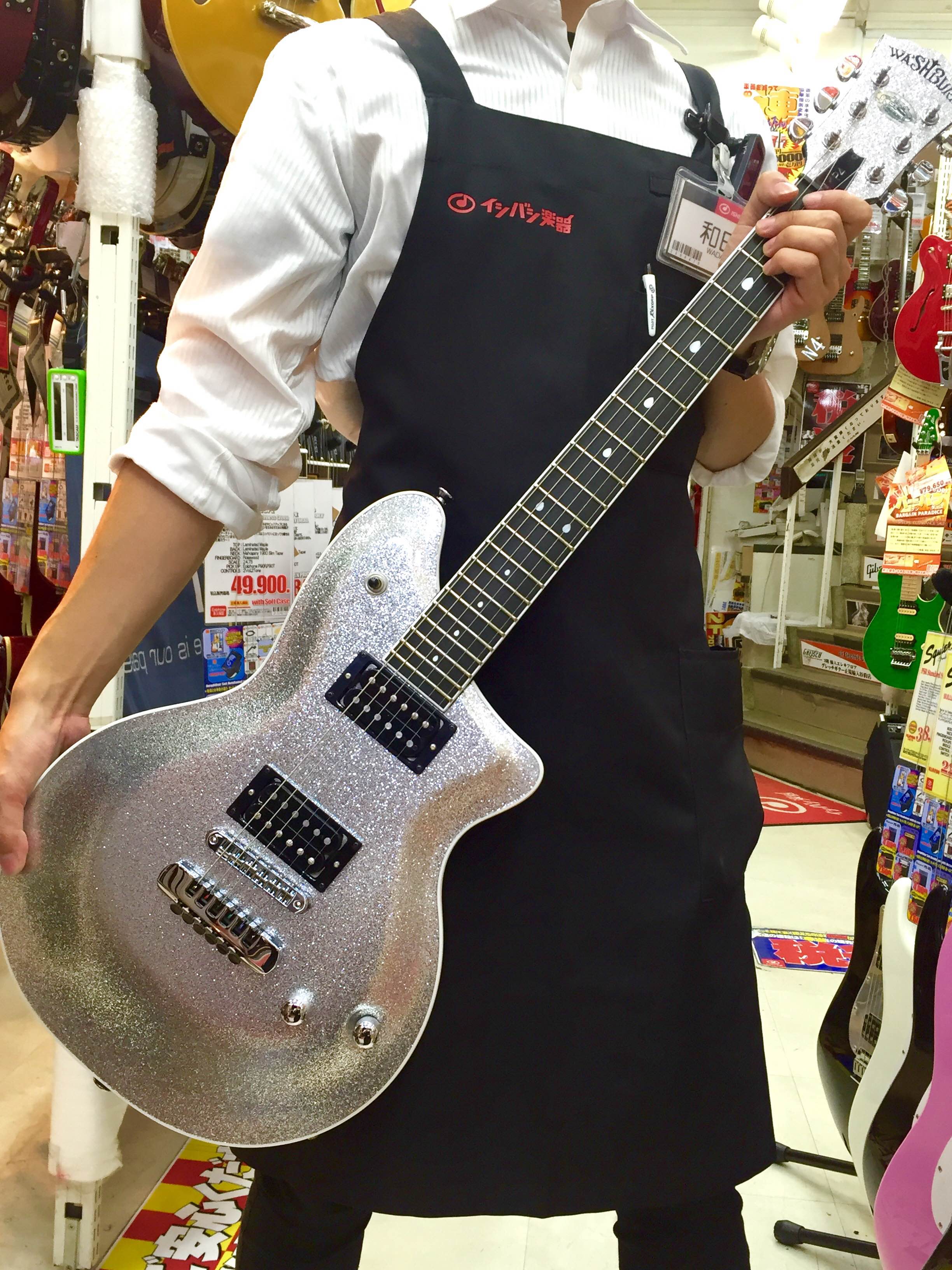 ヌーノモデルP4のバックパネルにも直筆サインを頂きました