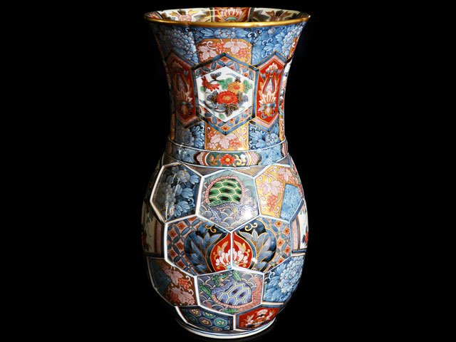 献上手古伊万里焼】亀甲特大花瓶 染錦本金吉祥紋 - JTOPIA