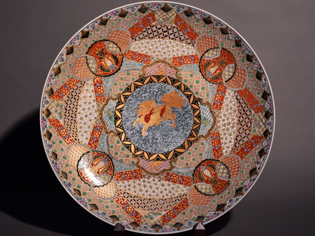 献上手古伊万里焼】飾絵皿（特大）染錦本金獅子繚乱地紋