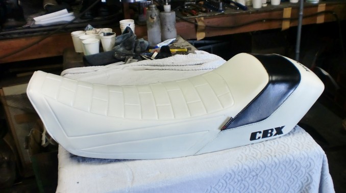 工房補修日誌｜バイクシート・自動車内装の補修,修理は張替えなしの革