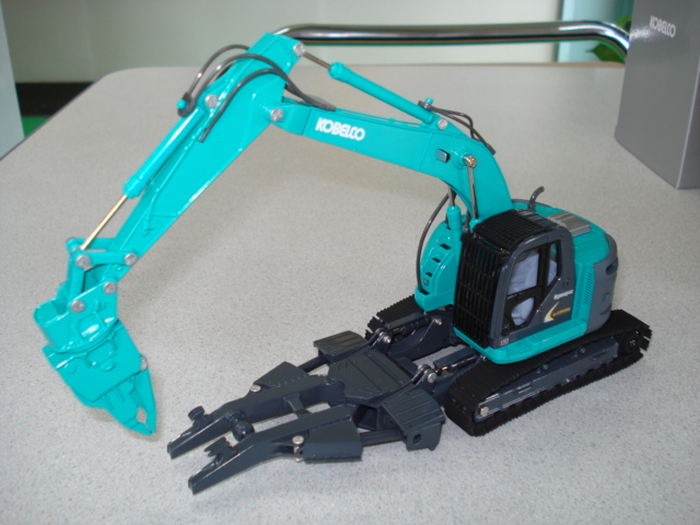 コベルコの建機ミニチュア SK235SRマルチ解体機仕様の詳細 - KYOWA