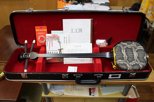 ◇本格◇縞黒檀三線（両面本皮一枚張り） 【8点セット付き】 三線