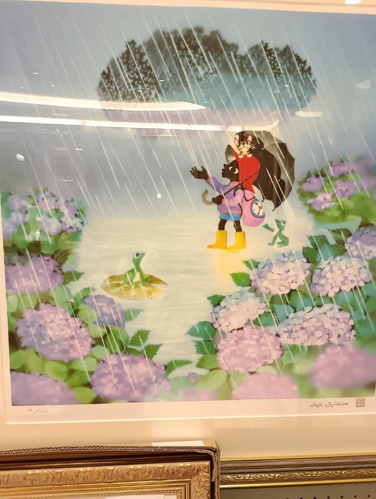 6月の雨、あじさいの花は紫色に光る。こうもり傘は雨の中で咲く花
