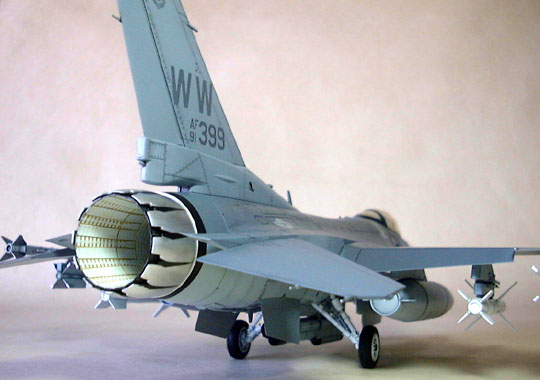 タミヤの飛行機（F16CJ）
