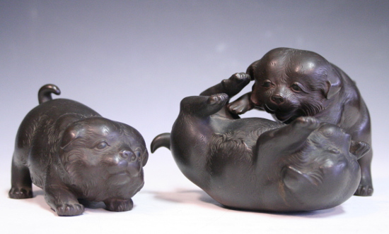 古美術青華堂｜H844 銅造・戯れる子犬置物(明治～大正時代）