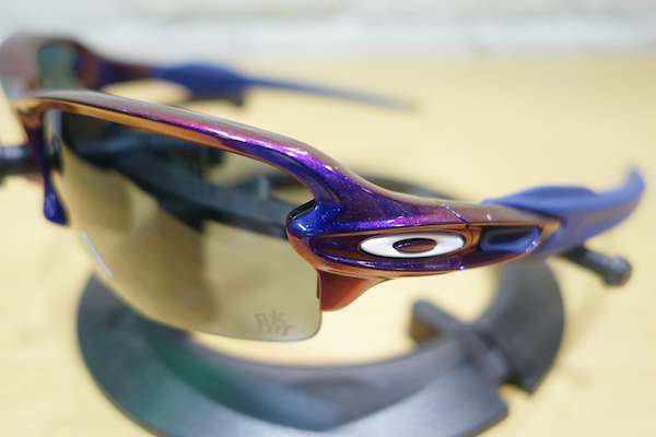 OAKLEY】レンズに「勝」の一字を施した、日本限定 FLAK 2.0 登場