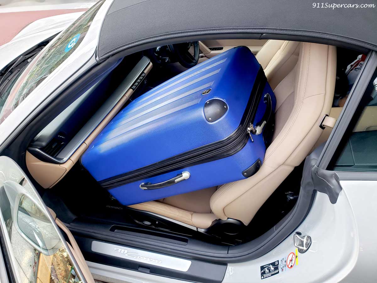 ポルシェ911カブリオレ(992.1)に大きなスーツケースを載せることが出来るか