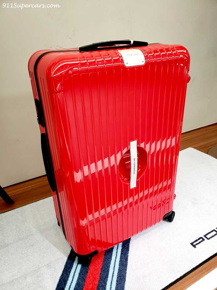 ポルシェ911カブリオレ(992.1)に大きなスーツケースを載せることが出来るか