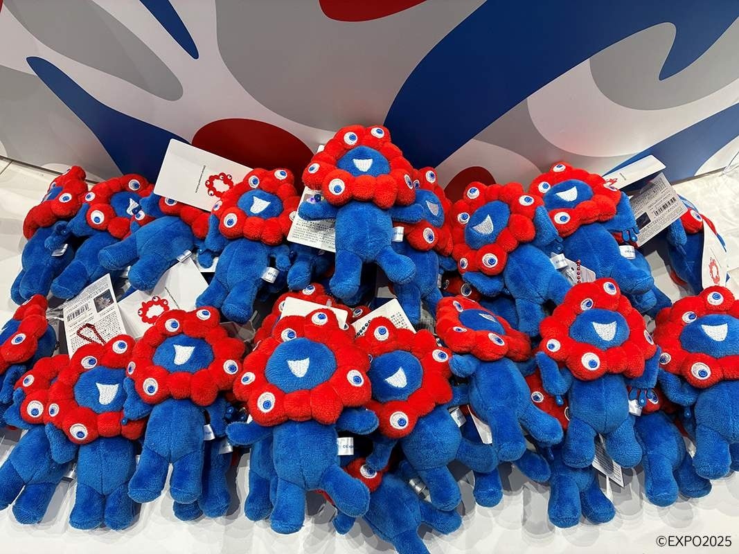 梅田アニメイトの一角が“ミャクミャクだらけ”に 期間限定で万博グッズ