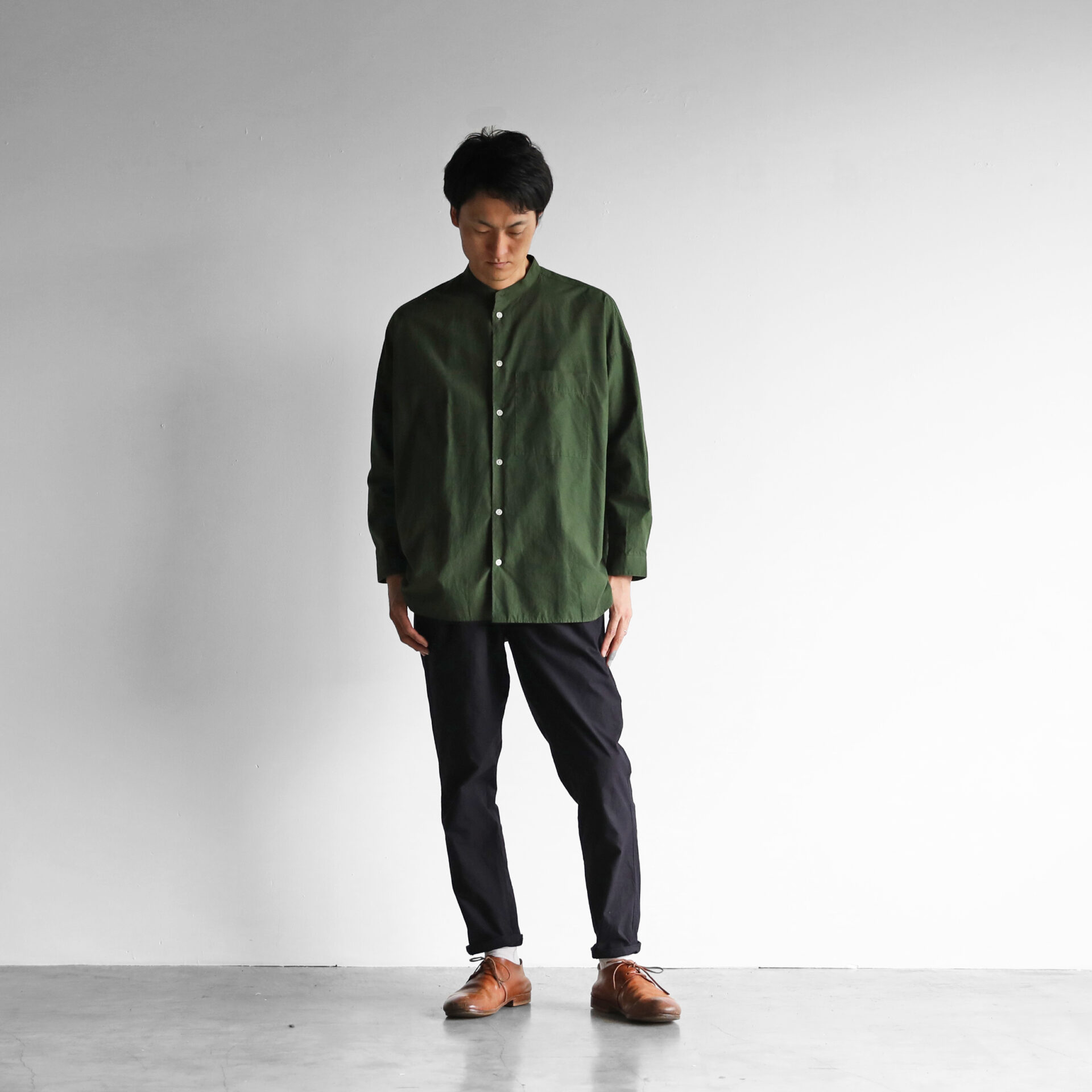 オーガニックコットンバンドカラーオーバーシャツ（エバーグリーン