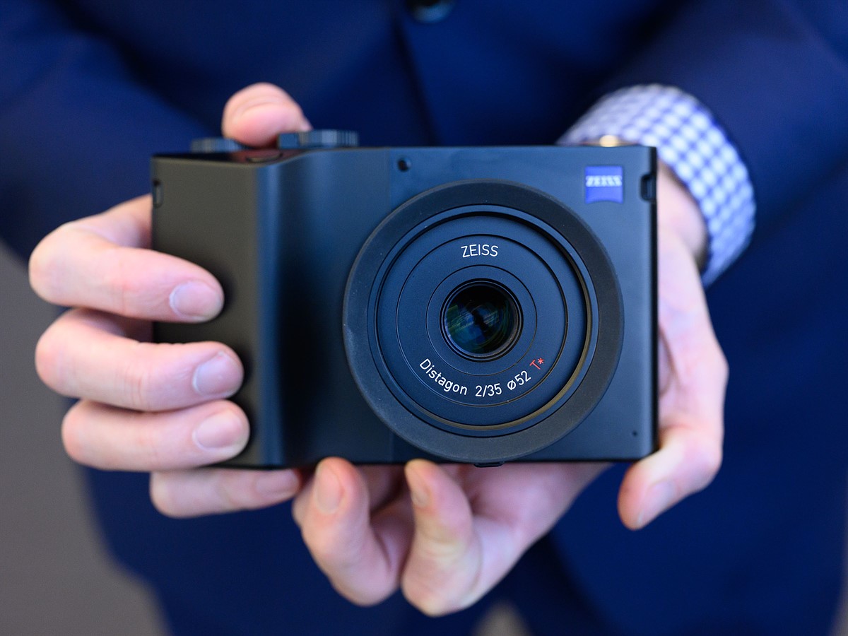Zeiss_ZX1_HandsOn_04.jpeg