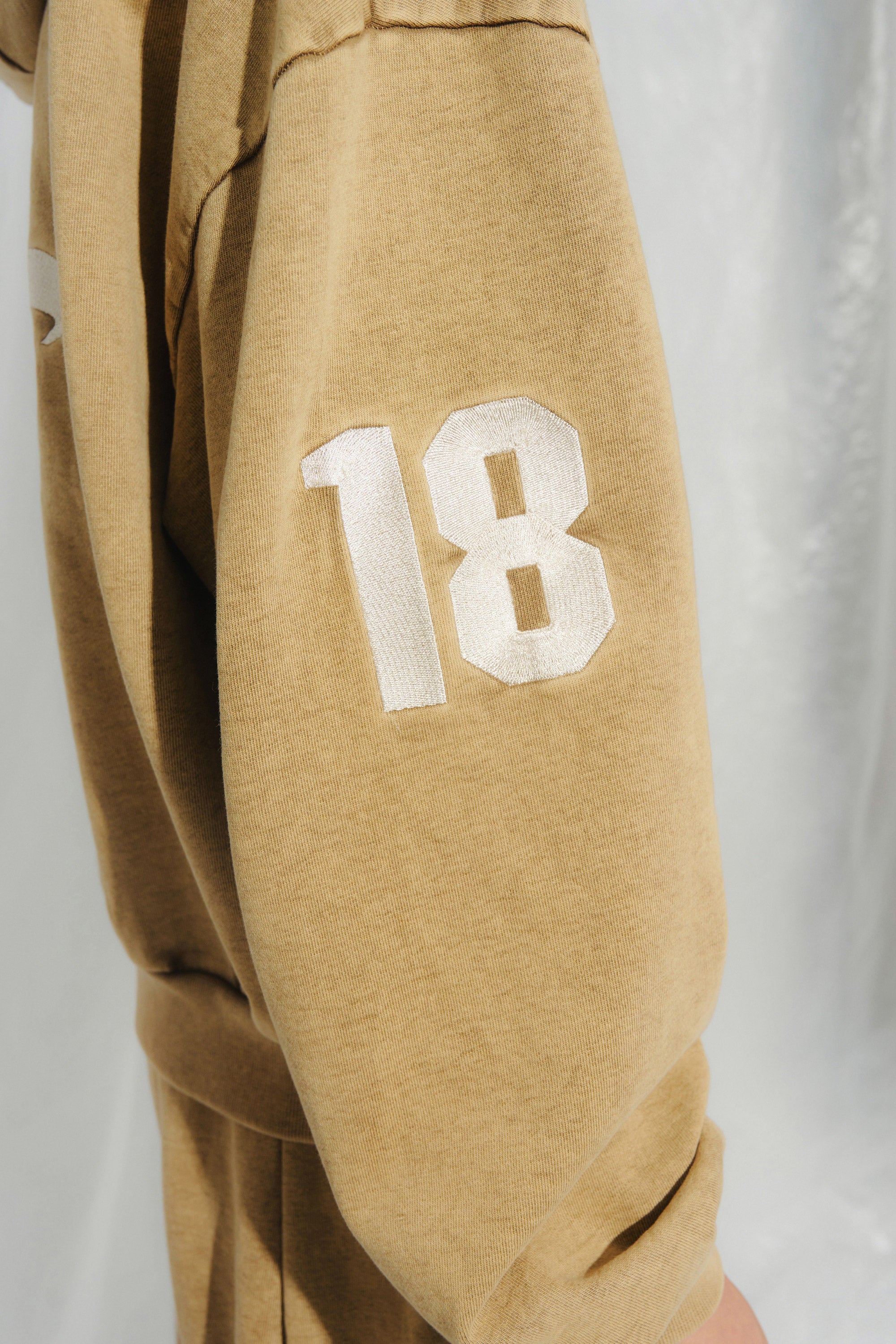 SYMBOL LOGO ZIP HOODIE beige – 1818