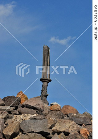 霧島山系高千穂峰の山頂に刺さる「天の逆鉾」の写真素材 [6032895] - PIXTA