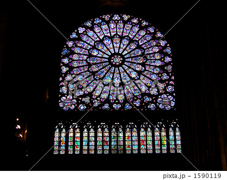 ノートルダム大聖堂のバラ窓のステンドグラスの写真素材 [1590119] - PIXTA