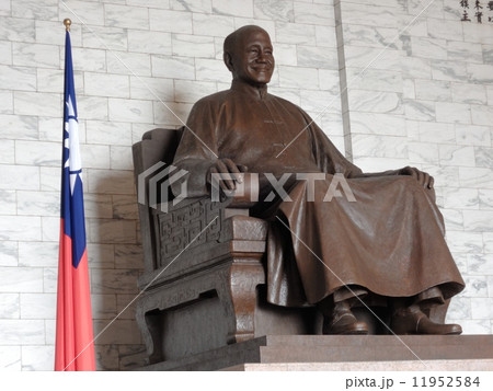 台湾 台北市 中正紀念堂 蒋介石像の写真素材 [11952584] - PIXTA
