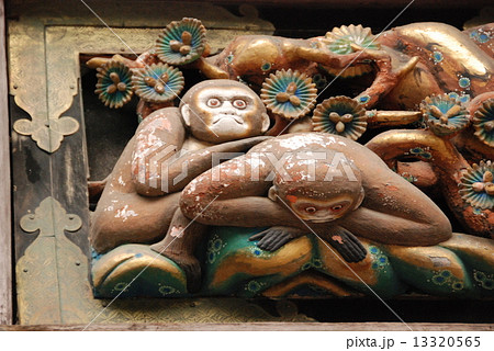 東照宮・神厩舎の欄干にある猿の彫刻「下をのぞく猿」（日光東照宮