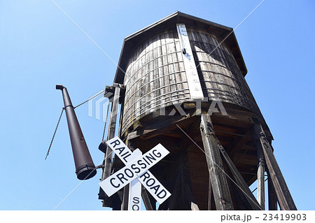 懐かしい蒸気機関車用の 木製給水塔の写真素材 [23419903] - PIXTA