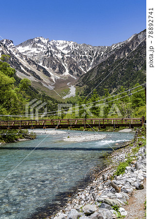 春の上高地 河童橋と穗高連峰の写真素材 [78892741] - PIXTA