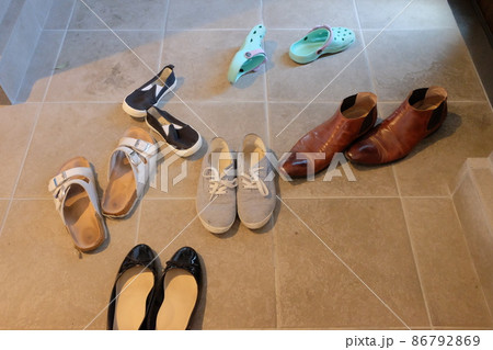 脱ぎ捨てられた玄関の靴の写真素材 [86792869] - PIXTA