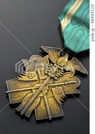 明治時代の勲章、功六級金鵄勲章の写真素材 [98404519] - PIXTA