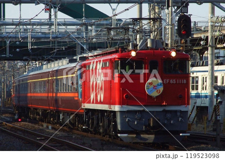 EF65-1118号機エクスプレスレインボー色牽引のジョイフルトレイン