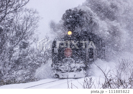雪の中を進む蒸気機関車の写真素材 [111885822] - PIXTA