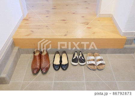 靴 スニーカー 脱ぎ捨ての写真素材 - PIXTA