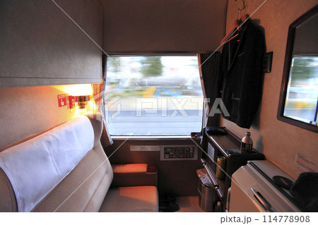 寝台 ブルートレイン 寝台列車 カーテンの写真素材 - PIXTA