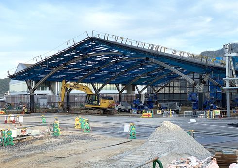 新駅舎の工事が進む「広電宮島口駅」仮囲いには懐かしの風景も