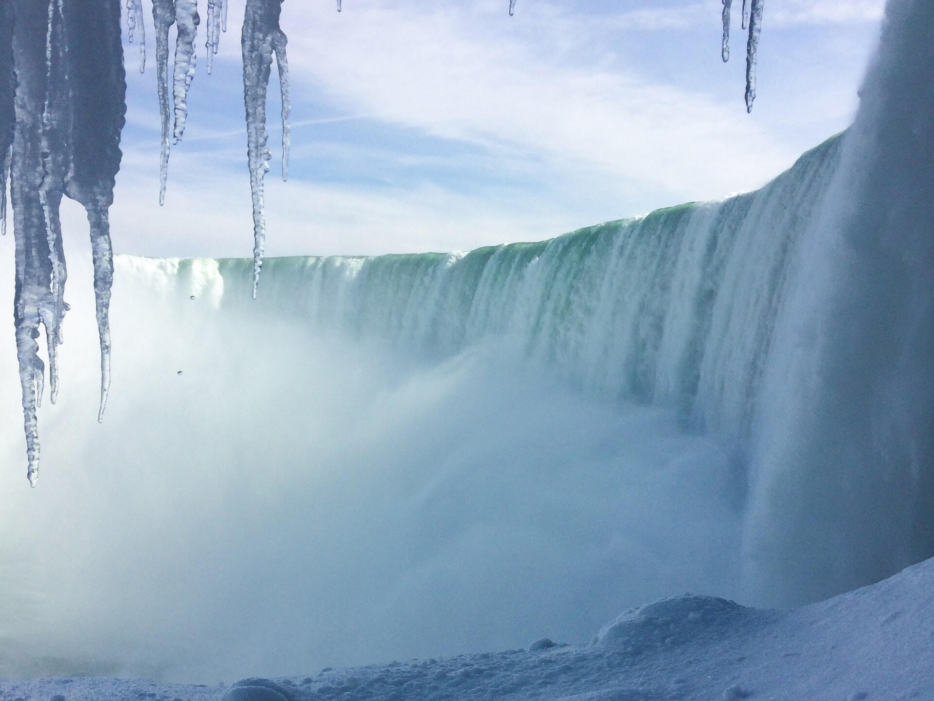 カナダ】極寒カナダ・冬のナイアガラの滝で別世界体験 | たびこふれ