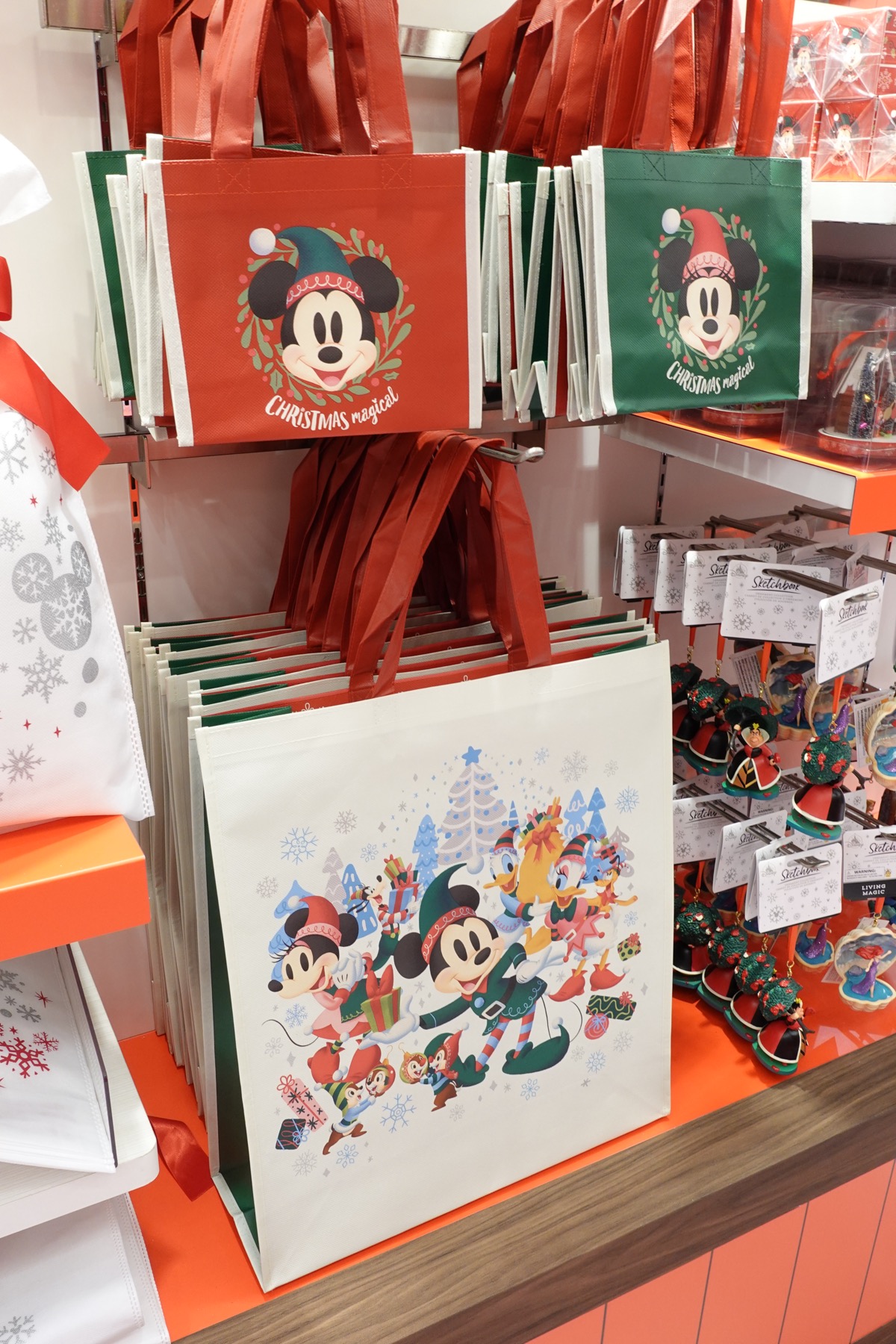 クリスマスシーズン限定！クリスマスマーケットが「ディズニーフラッグ