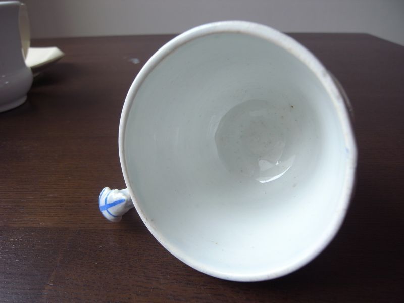 クレイユモントローのレリーフカップ アンティーク - テーブルB